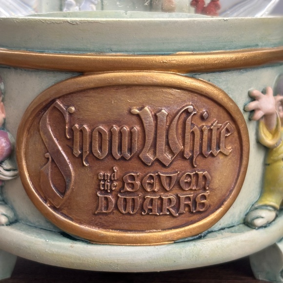Disney Store SNOW WHITE and the Seven Dwarfs "WISHING WELL" - Glitter Snow Globe - Picture 9 of 11